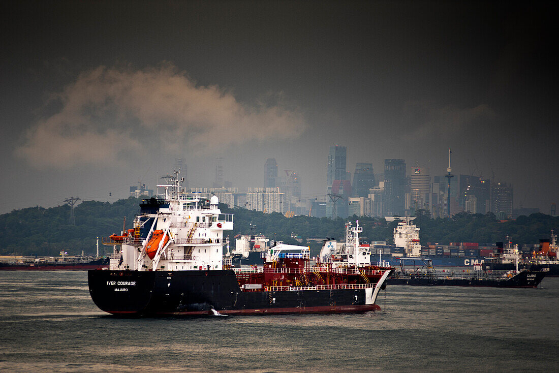 Der Hafen von Singapur, die Skyline von Singapur im Hintergrund, ist einer der geschäftigsten Häfen der Welt