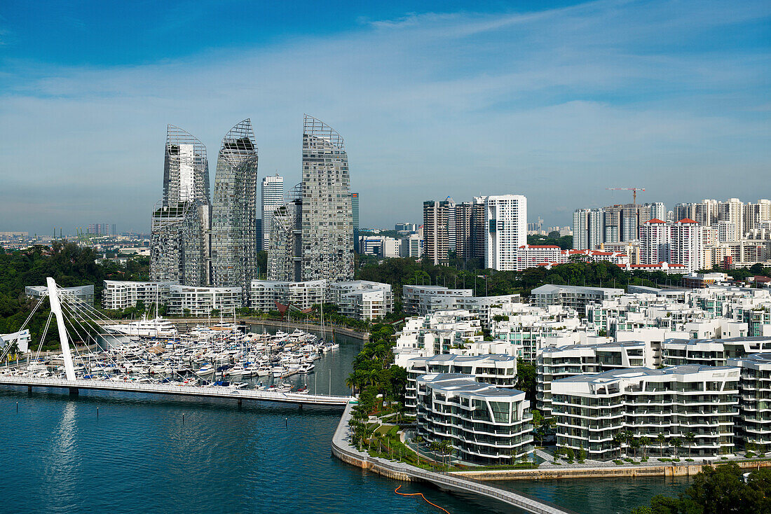Der Yachthafen von Keppel Island mit Appartment-Hochhäusern in Singapur