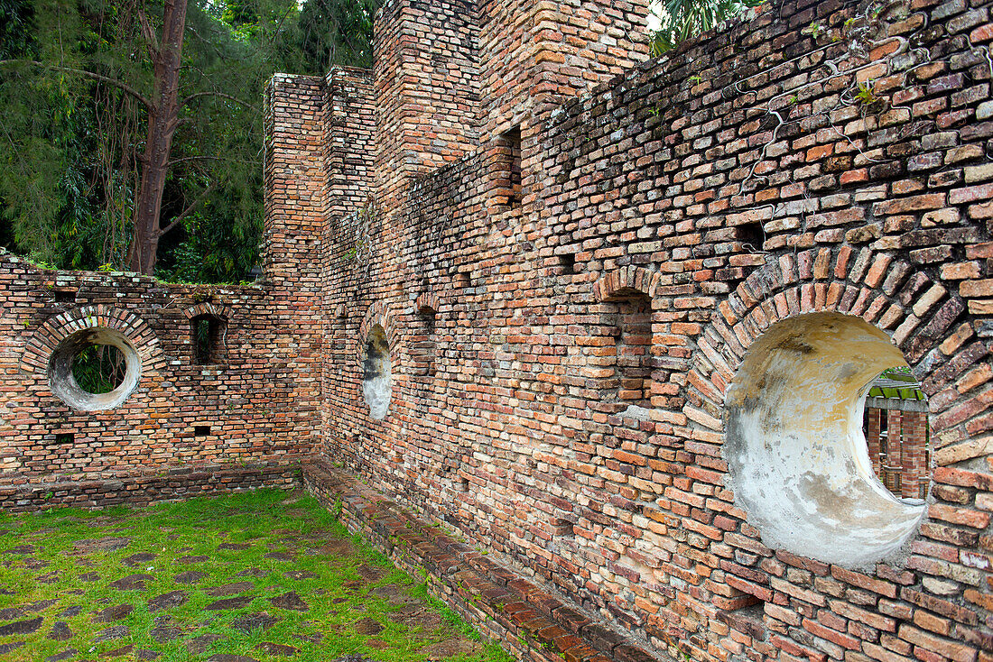 Die Ruine des Dutch Fort auf Pangor Island, Malaysia