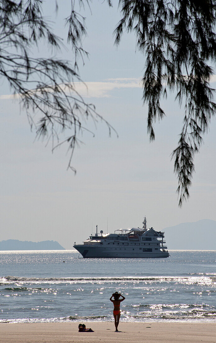 Das dem australischen Expeditionskreuzfahrtschiff Coral Explorer ankert vor der Küste des Tarutaro Nationalparks, Thailand