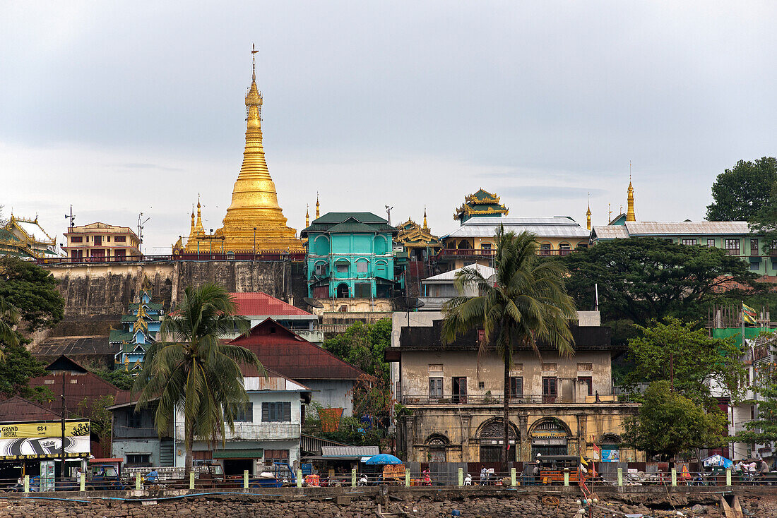 Blick zum Buddhistentempel Theindawgyi Paya in Myeik in Myanmar