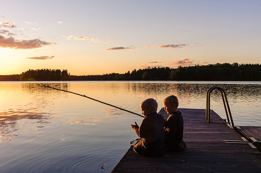 Kinder angeln auf einem Bootssteg , Schweden
