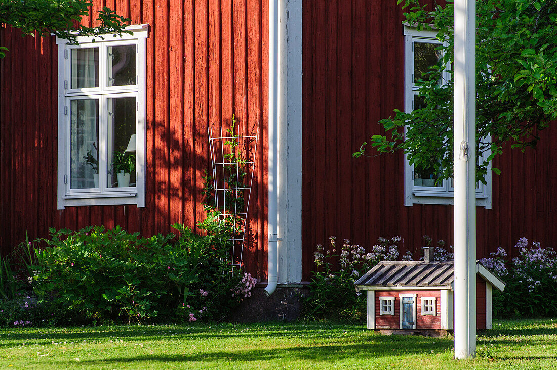 Mini Schwedenhaus vor Schwedenhaus, kleine Ortschaft Gybberyd, unweit Vimmerby, Smaland, Schweden