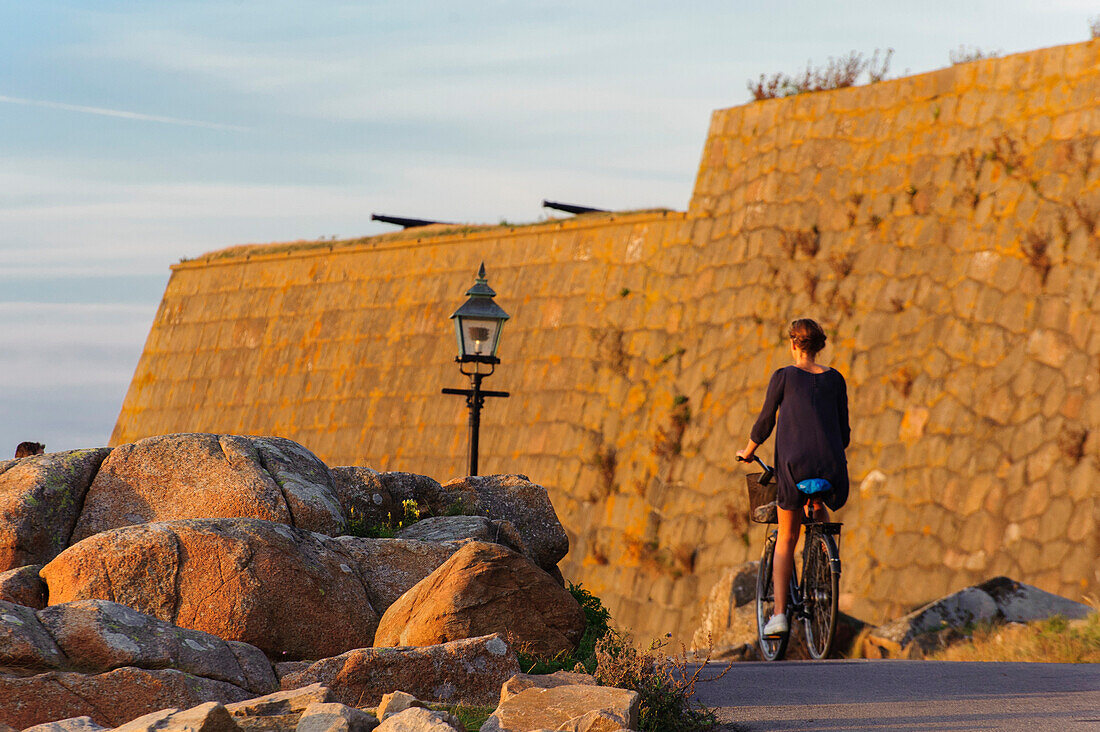 Frau mit Fahrrad an der Festungsanlage von Varberg , Schweden