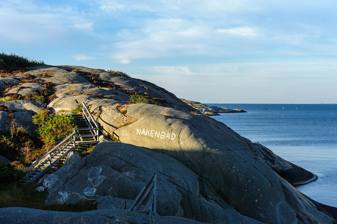 Holztreppe mit Nacktbaden Hinweis auf Felsen im Stora Amunddoen Naturpark , Schweden