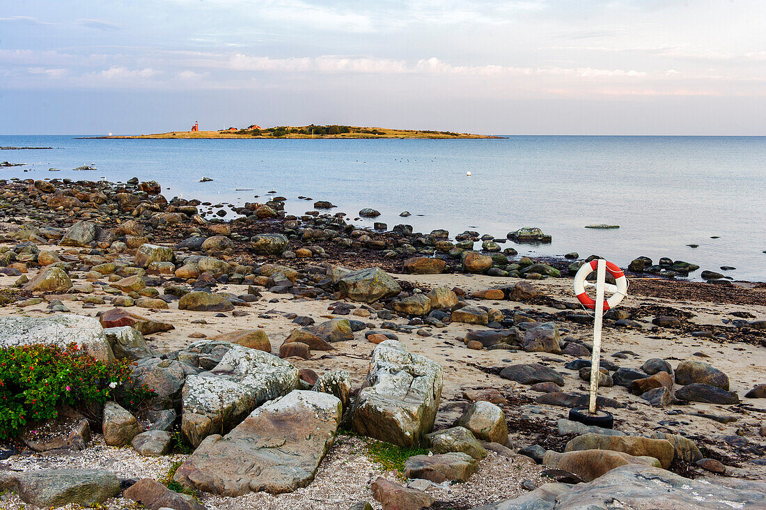 Strand von Tyloesand mit Rettungsring , Schweden