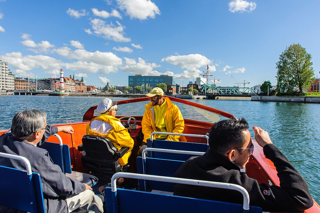 Rundfahrtsboot Paddan fährt durch Hafen Leuchturm im Hintergrund, Frau als Kapitän, Malmö Südschweden, Schweden