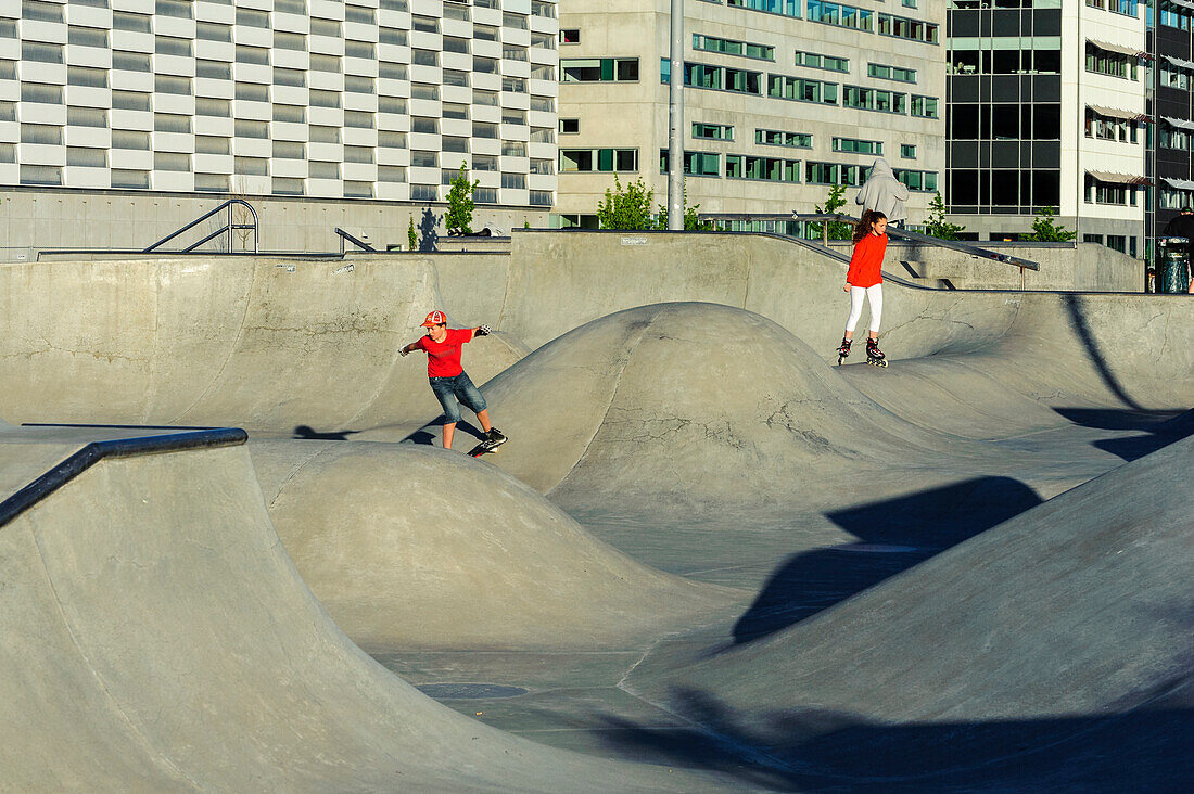 Kinder auf einer Skaterbahn im saniertem Hafenareal, Malmö, Südschweden, Schweden