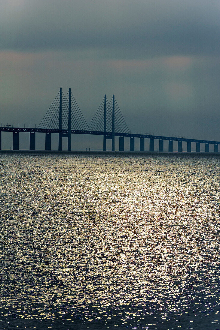 Gewitterstimmung über der Öresundbrücke und Sonne strahlt auf das Meer, Oresundbrücke, Malmö, Südschweden, Schweden