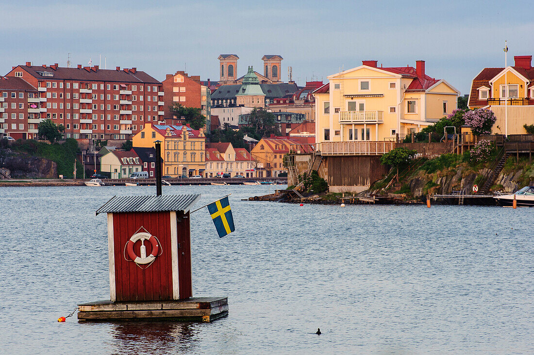 Kleines schwimmendes Schwedenhaus mit Schwedenflagge im Hafen, Karlskrona, Blekinge, Südschweden, Schweden