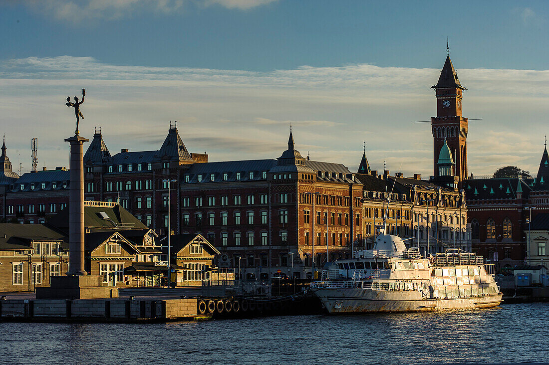 Hafen mit Fähre von Helsingborg nach Helsingoer, Rathausturm im Hintergrund, Helsingborg, Südschweden, Skane, Südschweden, Schweden