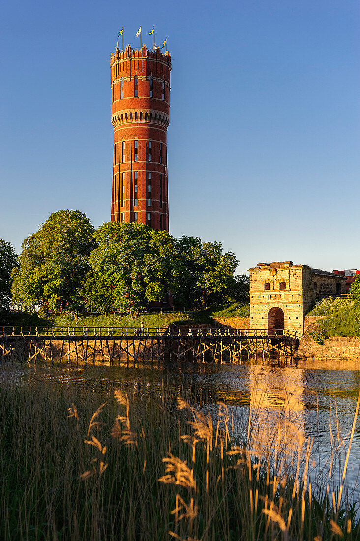 Vaesterport ( Westor ) Zugang zur Stadt über Holzbrücke. Hintergrund ein Wasserturm , Schweden