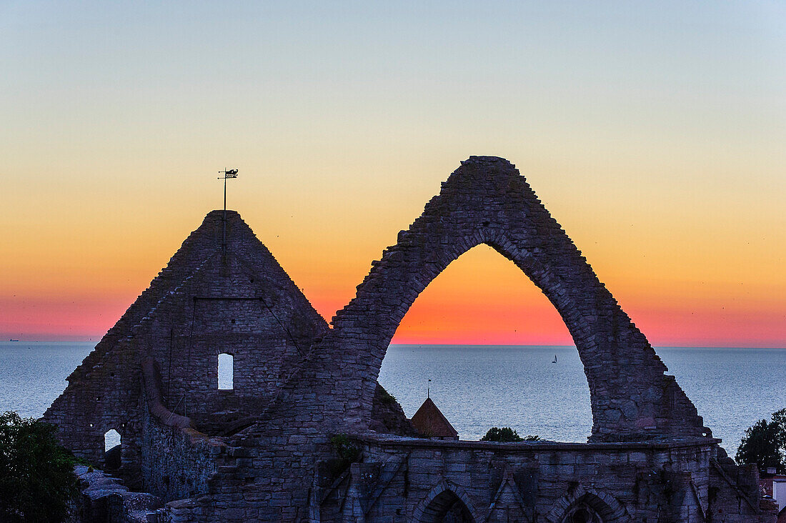 Ausblick auf Altstadt von oberhalb de Doms in den alten Kirchen Ruinen finden im Sommer diverse Konzerte , Schweden