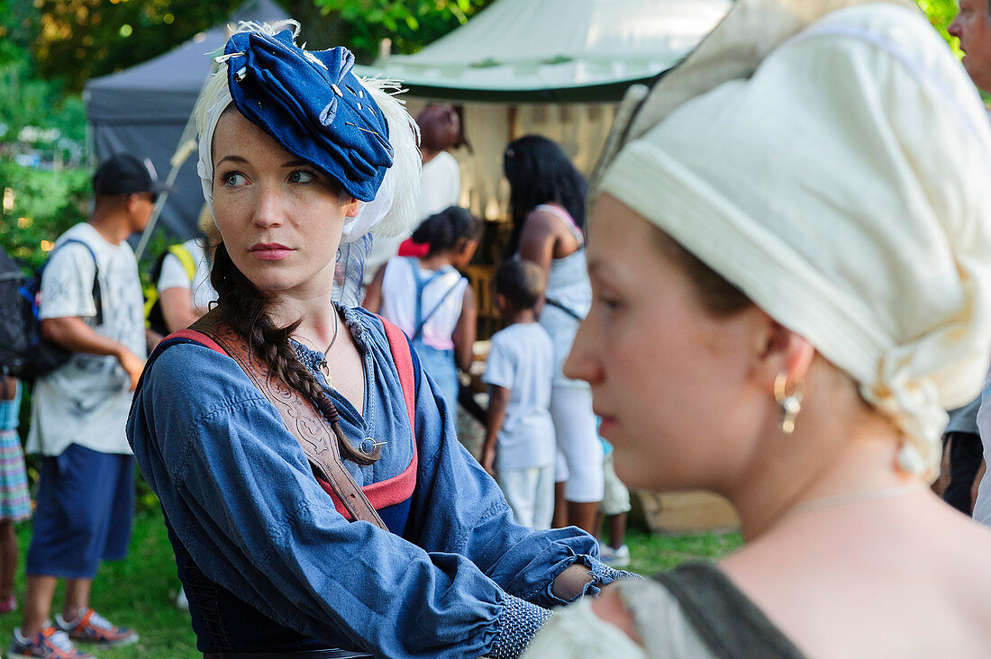 Mittelalter Fest, Mittelalterliches Fest Menschen in Kostuemen , Schweden