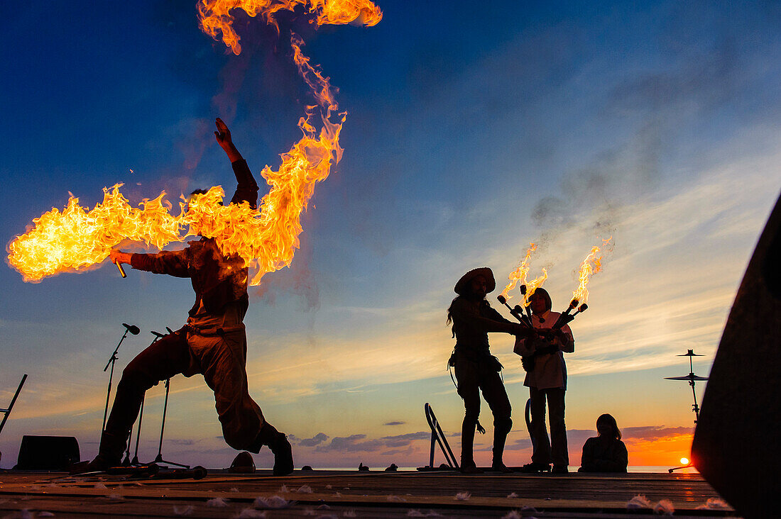 Menschen in Kostuemen machen Feuershow, mittelalterliches Fest, Eroeffnugsfeier , Schweden