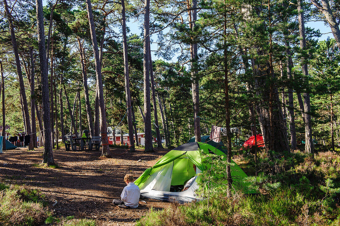 Siedlung mit Campingplatz auf Gotska Sandoe, Die Insel  /Nationalpark liegt in der Ostsee  nördlich der Insel Gotland , Schweden