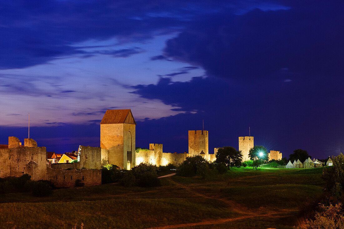 City wall of the old town of Visby at night, Schweden