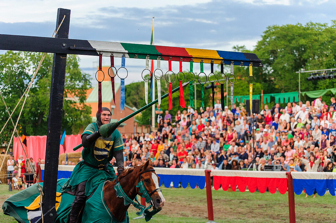 Mittelalterliches Fest Ritterspiele, Reiter mit Lanze beim Ritterturnier , Schweden