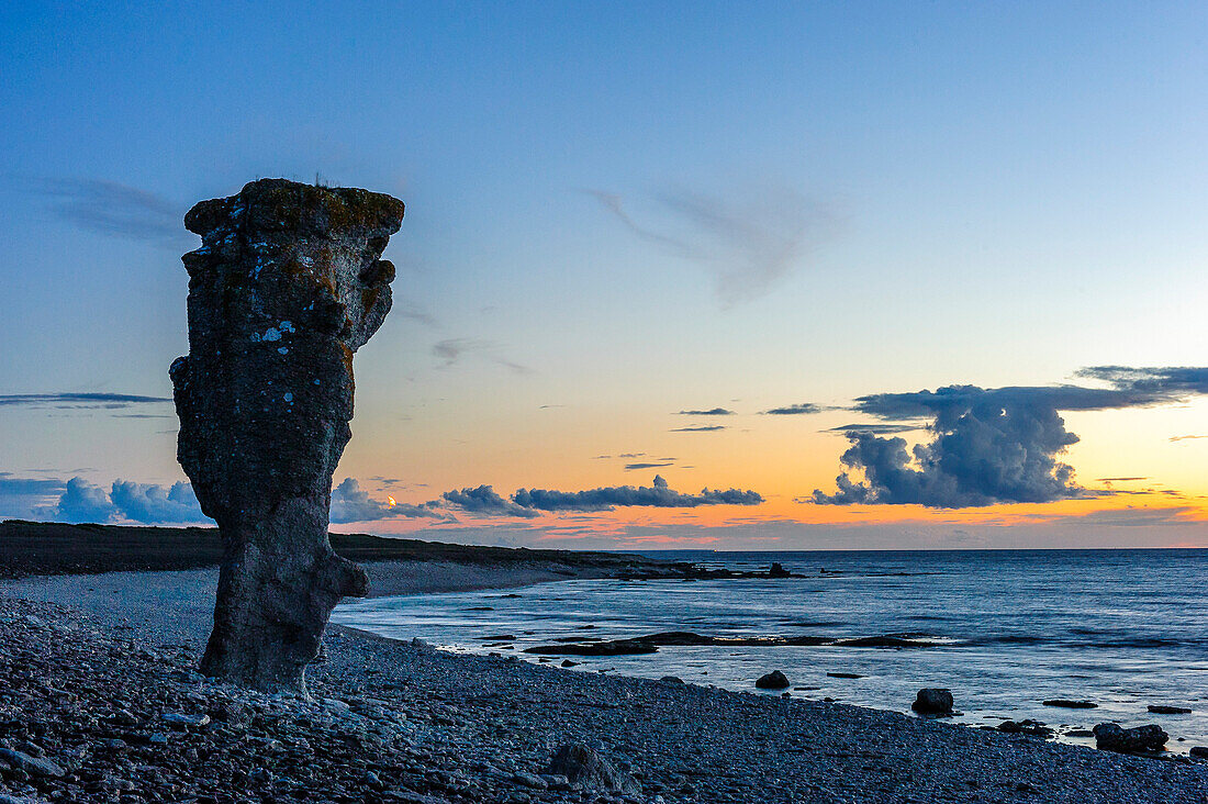 Felsenkueste Faroe genannt Raukar, Raukar sind bis über 10 Meter hohe Kalksteinsäulen, die auf Gotland/ Faroe Insel anzutreffen sind , Schweden