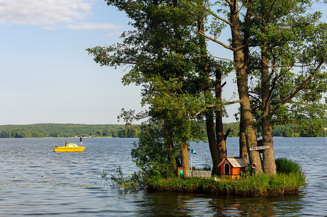 Szenerie am Maelarsee bei Mariefred. Mini Schwedenhaus auf kleiner Insel , Schweden