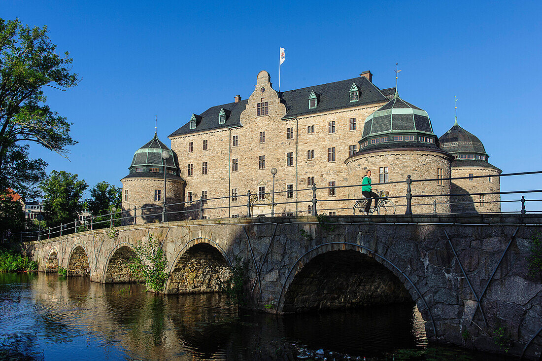 Steinbrücke vor dem Schloss von Oerebro , Schweden