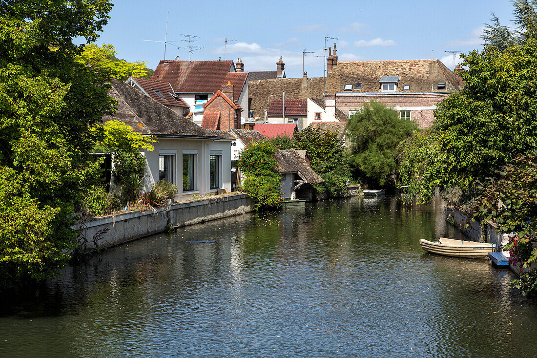 houses on the banks of the eure, ivry-la-bataille (27), france