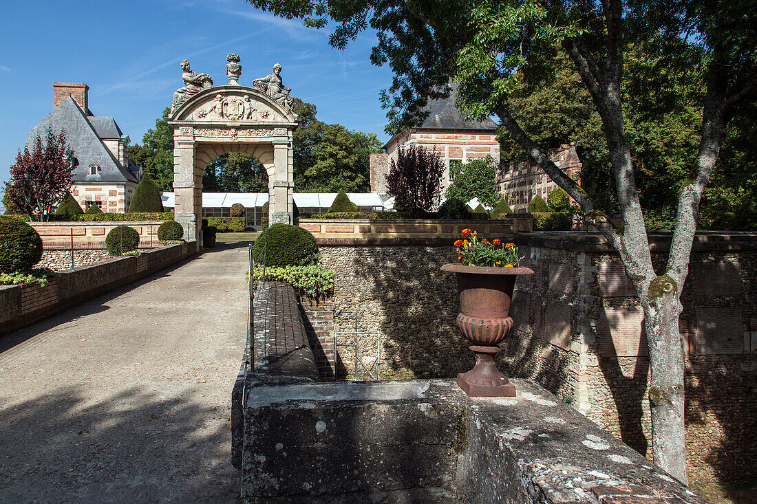 entrance to the chateau de sorel, sorel-moussel (28), france