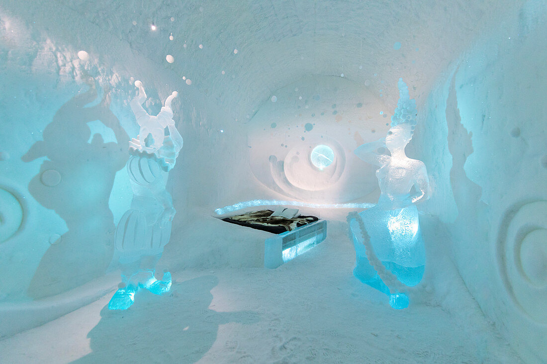 Double bed and sculptures, Ice Hotel, Jukkasjarvi, Kiruna, Norrbotten County, Lapland, Sweden, Scandinavia, Europe