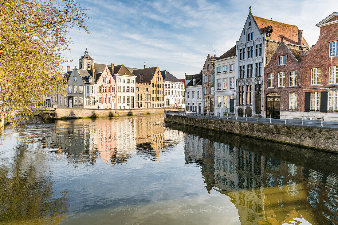 Houses on Langerei canal, Bruges, West Flanders province, Flemish region, Belgium, Europe