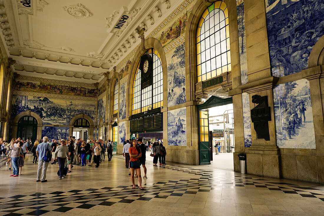 Tiles (azulejos) in entrance hall, Estacao de Sao Bento train station, Porto (Oporto), Portugal, Europe