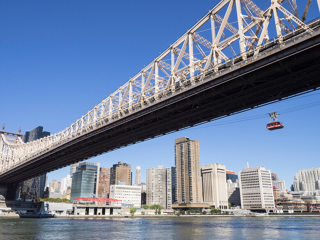 Aerial Tramway over the East River from Upper East Side Manhattan to Roosevelt Island, New York, United States of America, North America