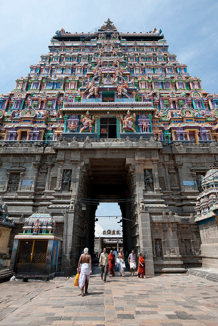 Pilgrims entering outer goparam of Thillai Nataraja Temple, dedicated to Nataraj, dancing form of Shiva, Chidambaram, Tamil Nadu, India, Asia