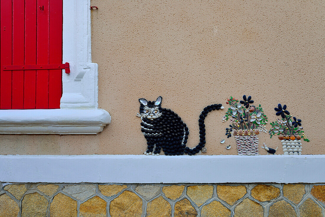 Europe, France, seashell mural artist Dan Arnaud, in the Island neighborhood Penotte Sables d'Olonne in the Vendee
