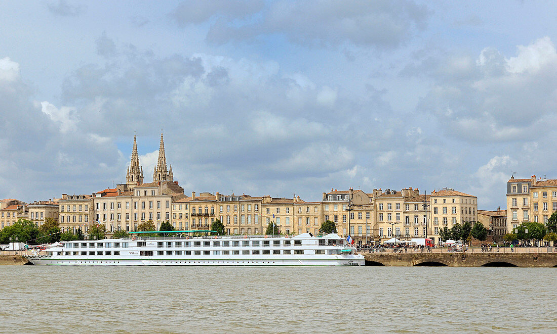 'France, South-Western France, Bordeaux, cruise barge ''Cyrano de Bergerac'' on the Garonne River, in front of the Quai des Chartrons'