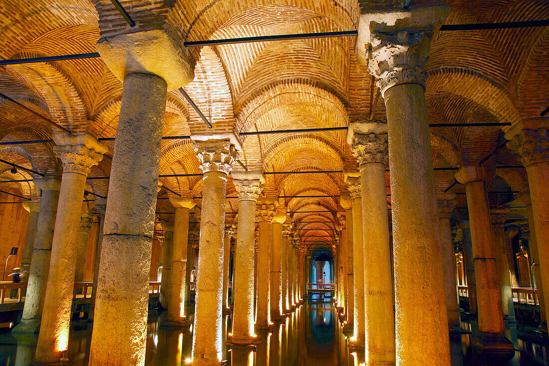 Turkey, Istanbul, municipality of Fatih, district of Sultanahmet, the cistern basilica (Yerebatan sarayi)