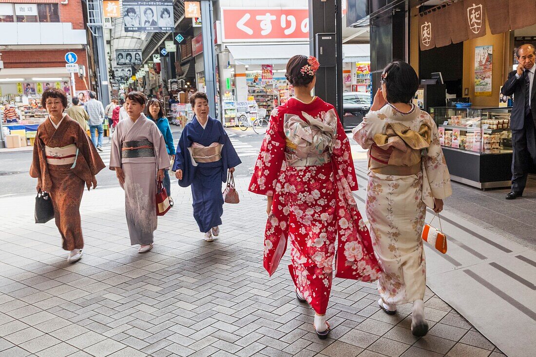 Japan, Honshu, Tokyo, Asakusa, Girls in Kimono