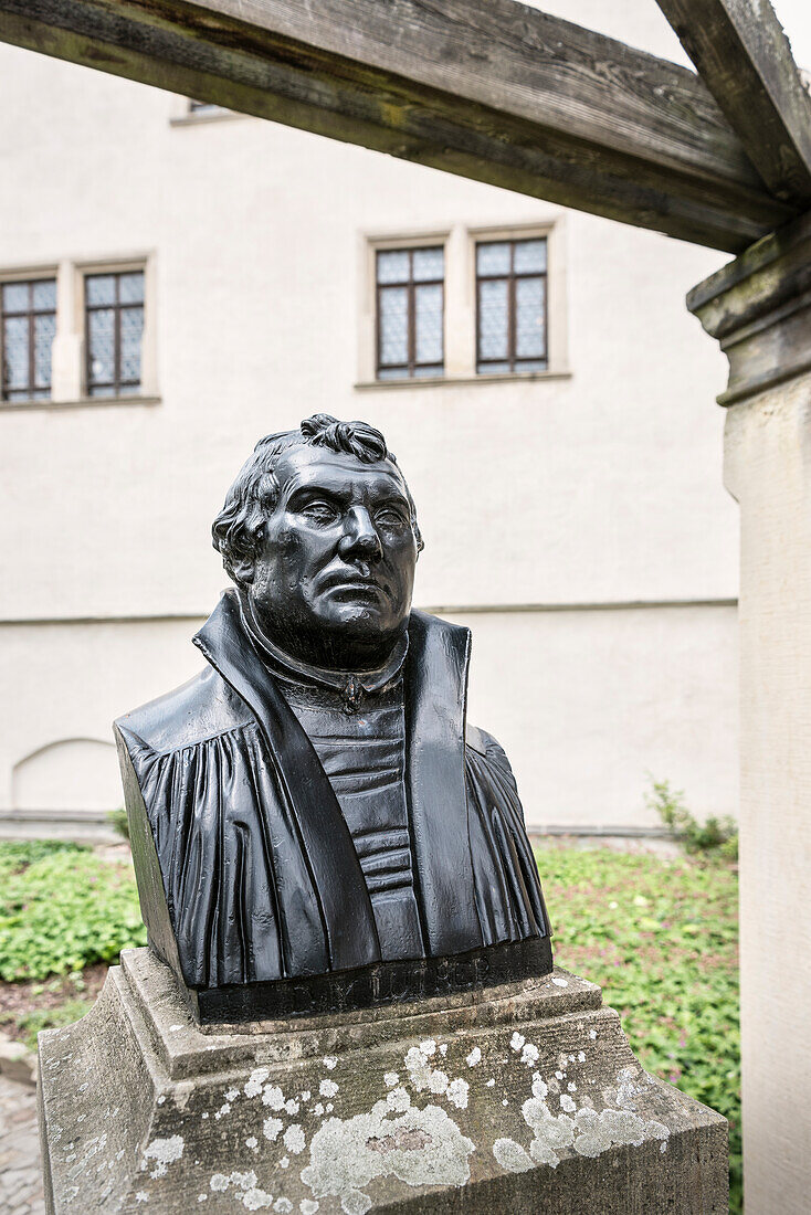 UNESCO Welterbe Lutherstädte, Büste vor Geburtshaus des Reformators Martin Luther, Lutherstadt Eisleben, Sachsen-Anhalt, Deutschland