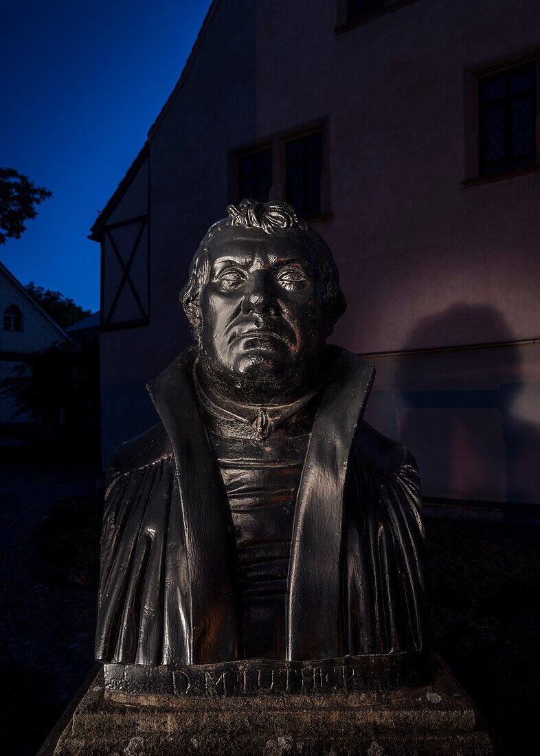 UNESCO Welterbe Lutherstädte, Büste vor Geburtshaus des Reformators Martin Luther, Lutherstadt Eisleben, Sachsen-Anhalt, Deutschland