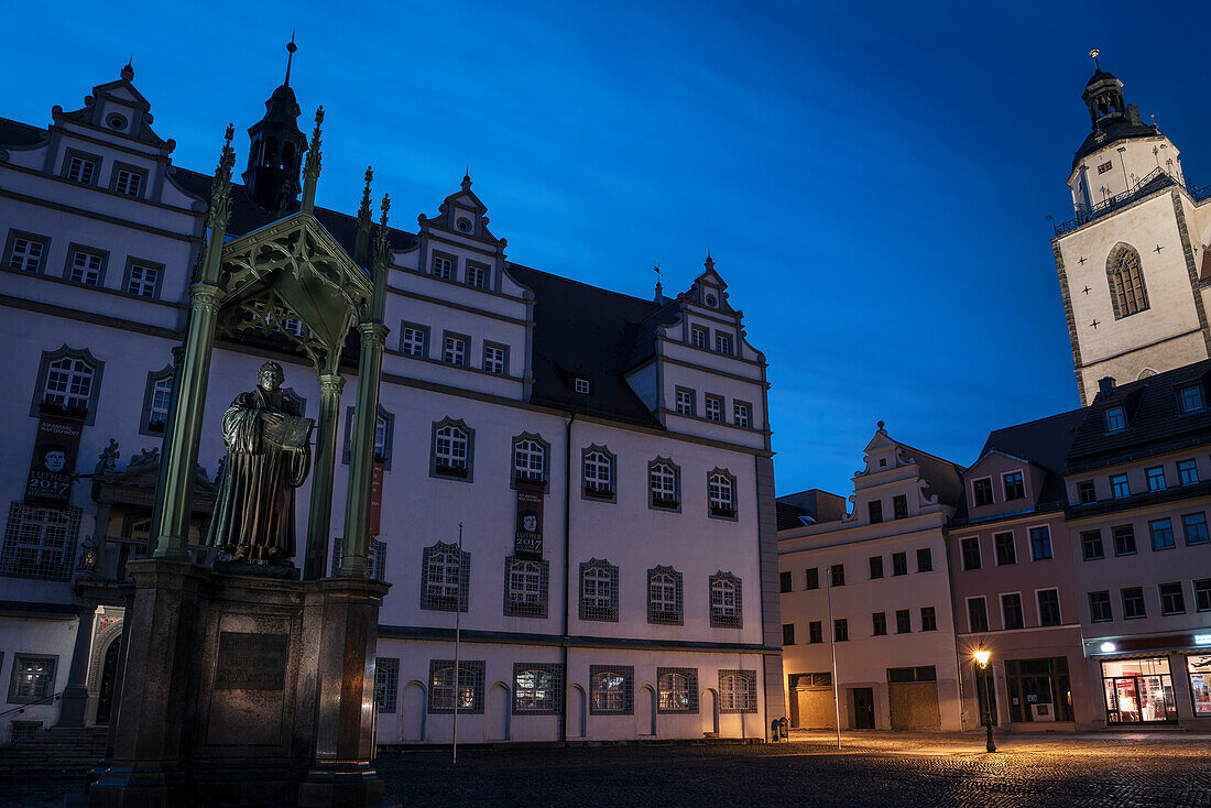 UNESCO Welterbe Lutherstädte, Stadtkirche und Luther Statue am Marktplatz Lutherstadt Wittenberg, Sachsen-Anhalt, Deutschland