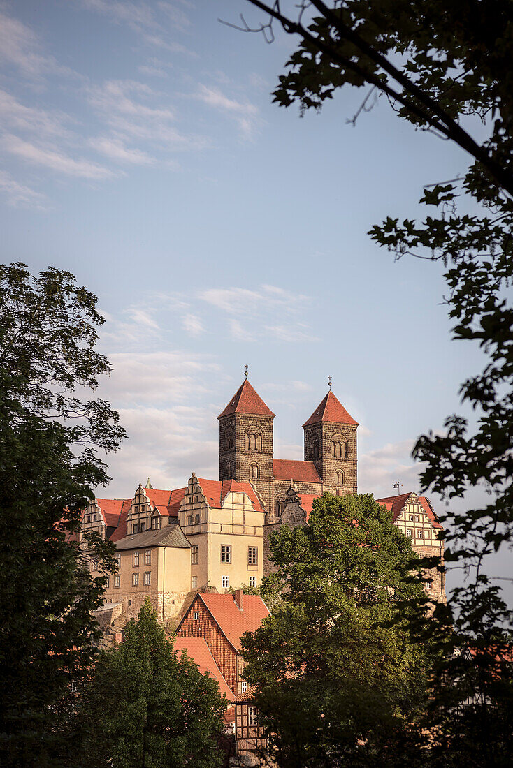 UNESCO Welterbe Fachwerkstadt Quedlinburg, Quedlinburger Schloss und Stiftskirche St. Servatii mit Stiftsgebäuden auf dem Schlossberg, Altstadt, Sachsen-Anhalt, Deutschland