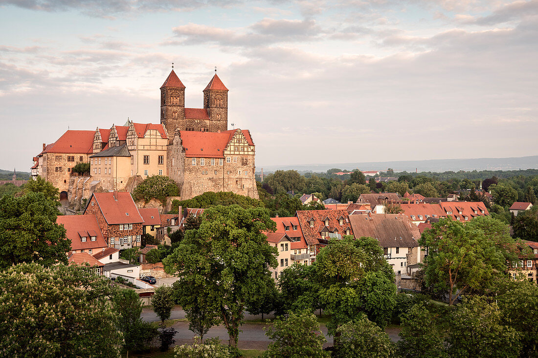 UNESCO Welterbe Fachwerkstadt Quedlinburg, Quedlinburger Schloss und Stiftskirche St. Servatii mit Stiftsgebäuden auf dem Schlossberg, Altstadt, Sachsen-Anhalt, Deutschland