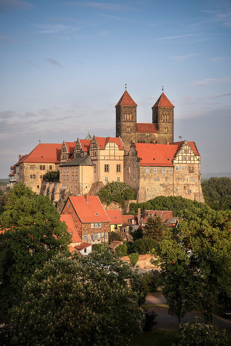 UNESCO Welterbe Fachwerkstadt Quedlinburg, Quedlinburger Schloss und Stiftskirche St. Servatii mit Stiftsgebäuden auf dem Schlossberg, Altstadt, Sachsen-Anhalt, Deutschland