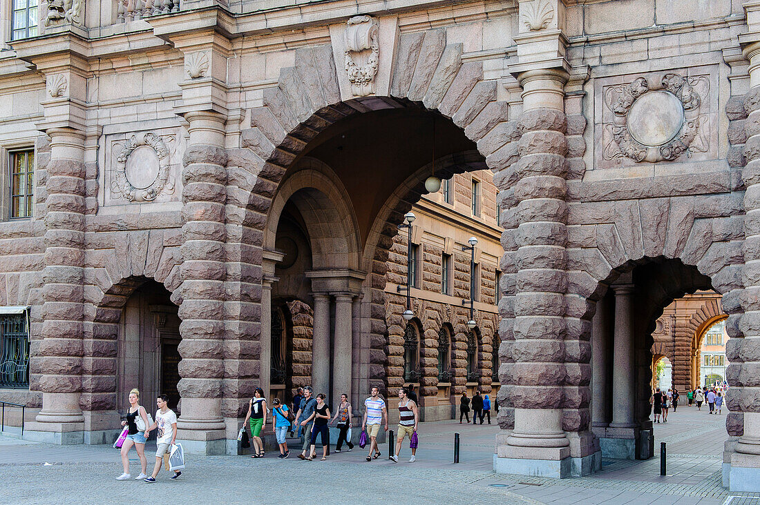 Menschen vor Torbogen am Riksdagshuset , Stockholm, Schweden
