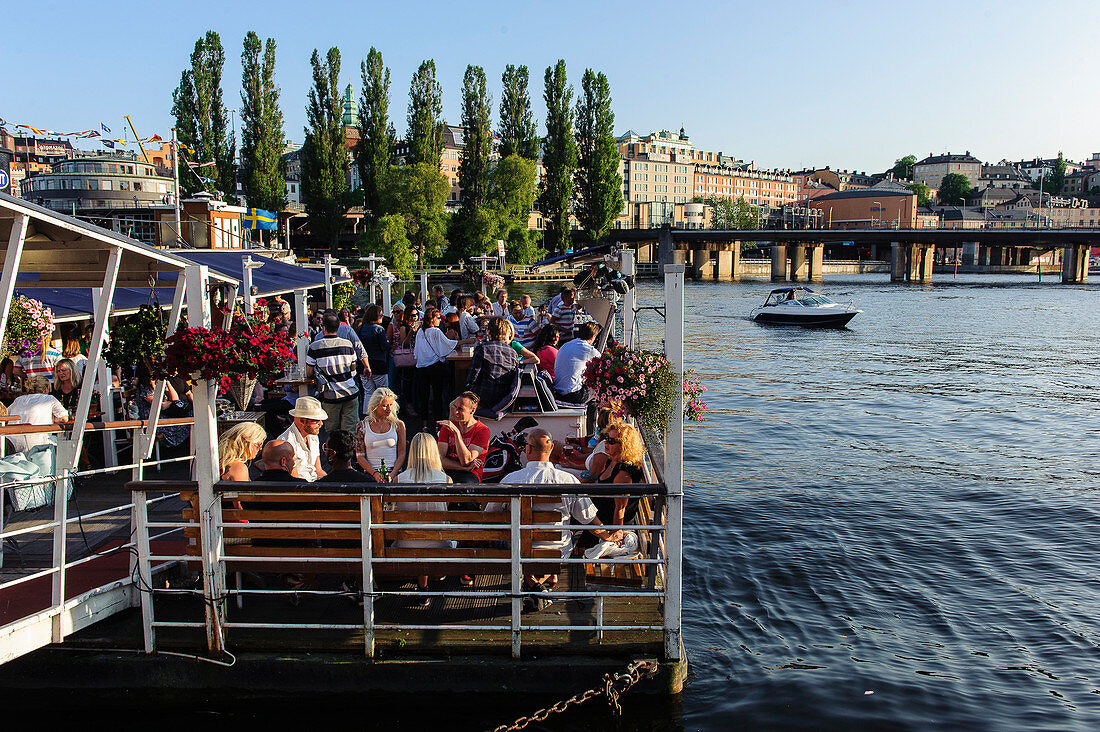 Blick auf Soedermalm, Schiffsrestaurant im Vordergrund , Stockholm, Schweden