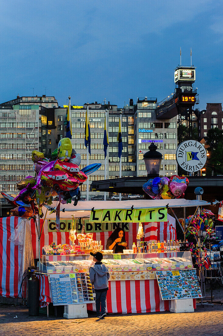 Blick auf Soedermalm, Süssigkeitsstand im Vordergrund , Stockholm, Schweden