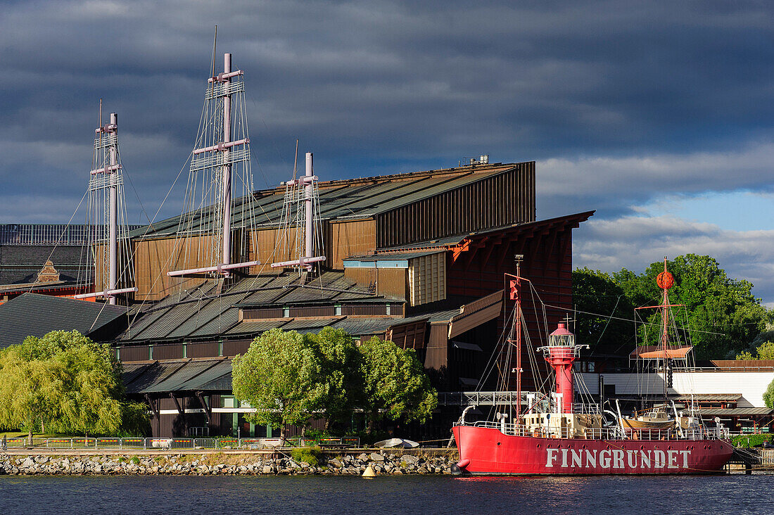 Wasamuseum, Leuchturmschiff im Vordergrund , Stockholm, Schweden