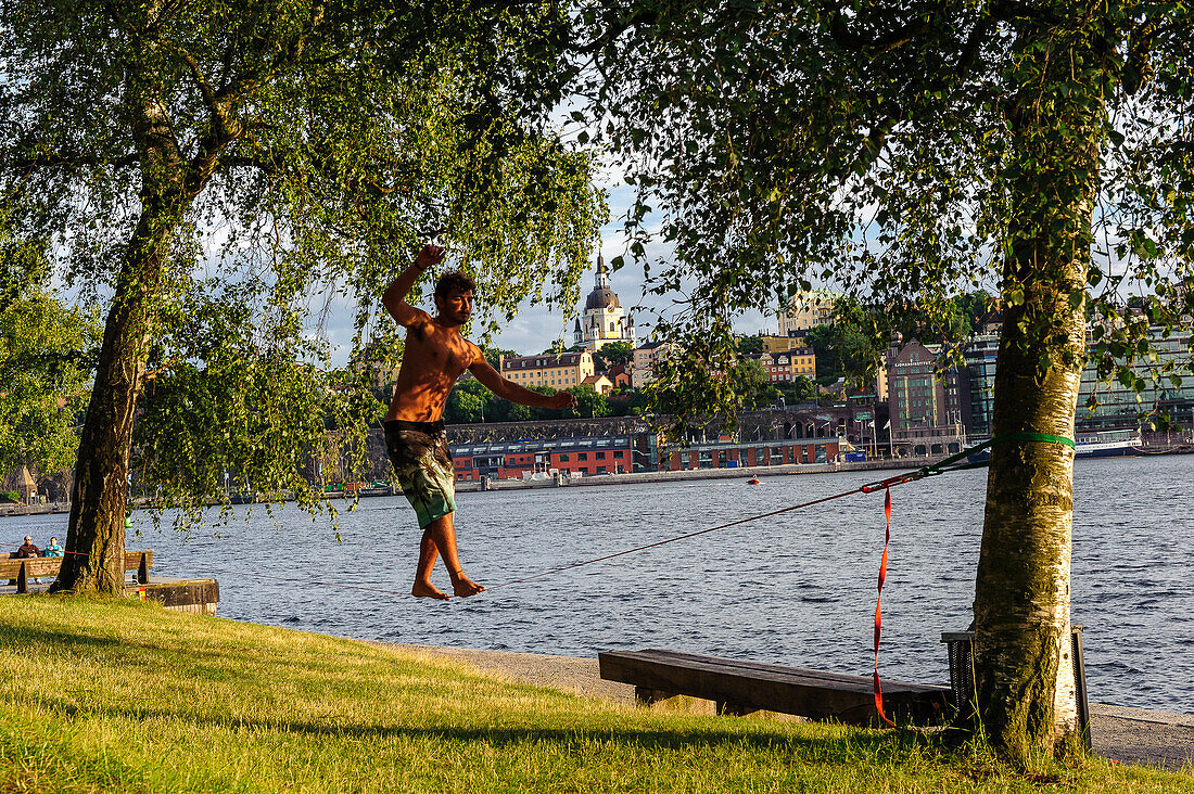 Slackliner auf der Insel Skeppsholmen , Stockholm, Schweden