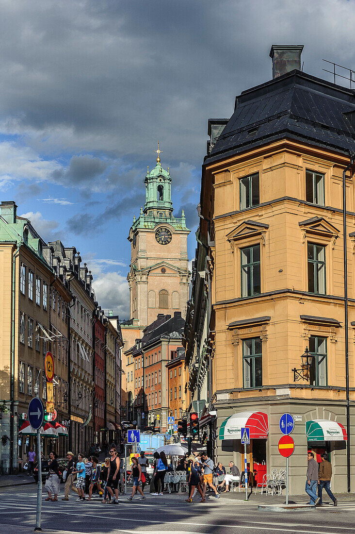 Gamla Stan, Gassenmotive mit Blick auf Kirchturm Storkyrkan , Stockholm, Schweden