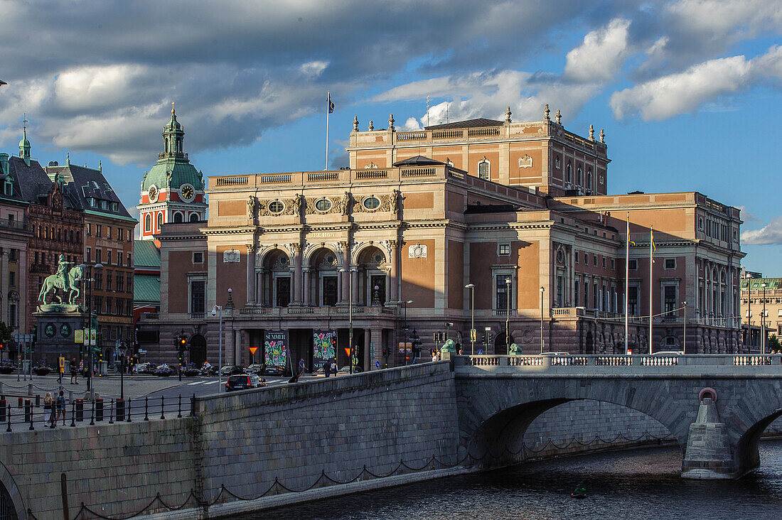 Gustav Adolfs Torg mit Oper, Hintergrund Jakobskyrkan , Stockholm, Schweden