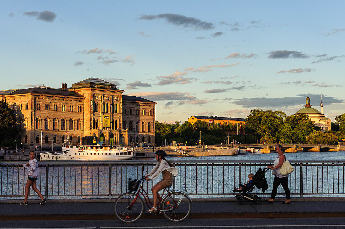 Fussgänger und Radfahrerin vor National Museum , Stockholm, Schweden